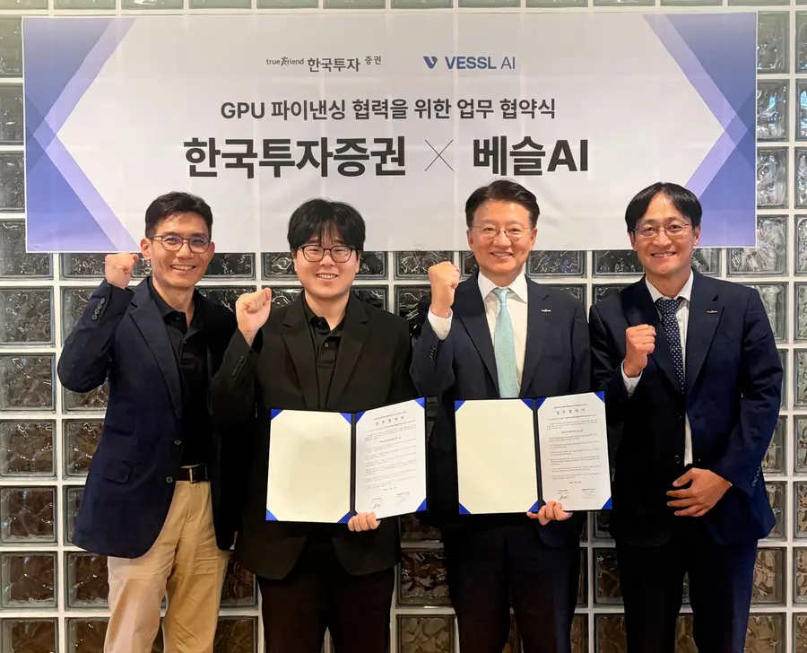 지난 15일 서울 강남구 베슬AI 사옥에서 열린 업무 협약식에서 양사 관계자들이 기념 사진을 촬영하고 있다. (사진 왼쪽부터) 임은천 베슬AI CFO와 안재만 대표, 방창진 한국투자증권 PF그룹장과 안성진 프로젝트금융담당