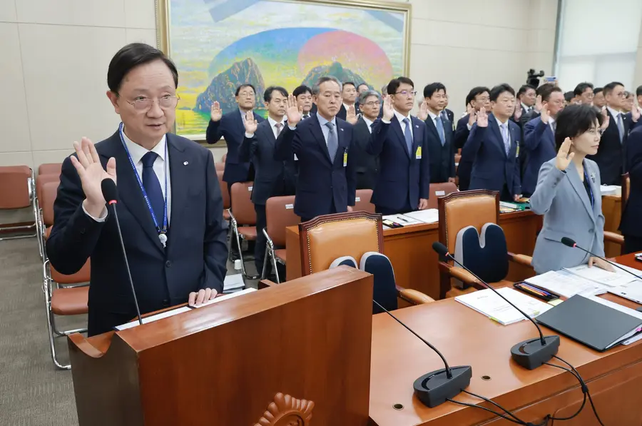 이찬진 금융감독원장이 19일 국회 정무위원회에서 열린 금융감독원 등에 대한 국정감사에서 선서하고 있다. 사진 연합뉴스