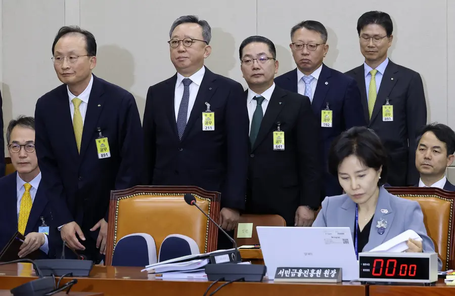 이환주 KB국민은행장(왼쪽)을 비롯한 시중 은행장들이 19일 국회 정무위원회에서 열린 금융감독원 등에 대한 국정감사에서 선서를 마친 뒤 자리에 앉고 있다. 왼쪽부터 이 은행장, 정상혁 신한은행장, 이호성 하나은행장, 정진완 우리은행장, 강태영 NH농협은행장.