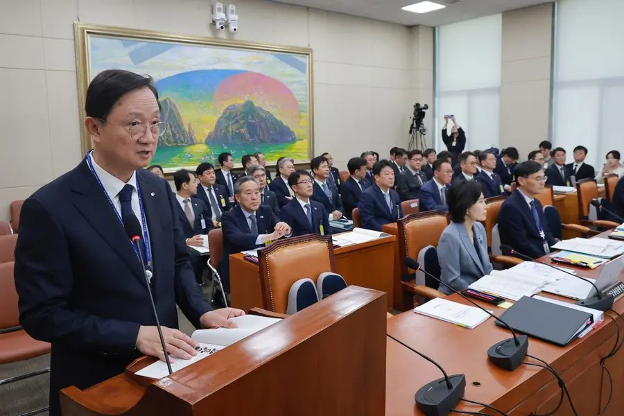 이찬진 금융감독원장이 19일 국회 정무위원회에서 열린 금융감독원 등에 대한 국정감사에서 인사말과 업무보고를 하고 있다.연합뉴스