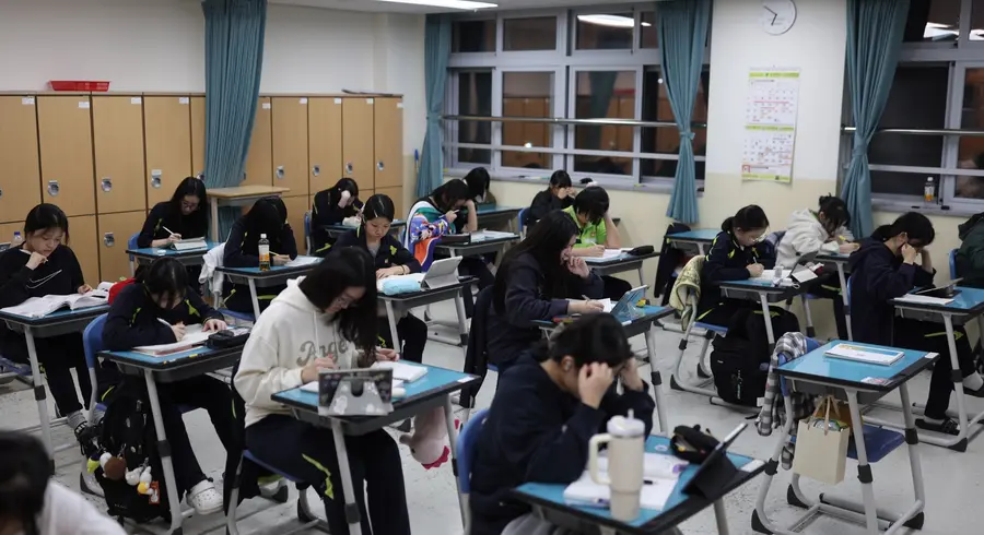 2027학년도 대학수학능력시험(수능)이 31일 앞으로 다가온 19일 오후 경남 창원시 마산합포구 성지여자고등학교에서 고3 학생이 야간자율학습(자습)을 하고 있다. 연합뉴스