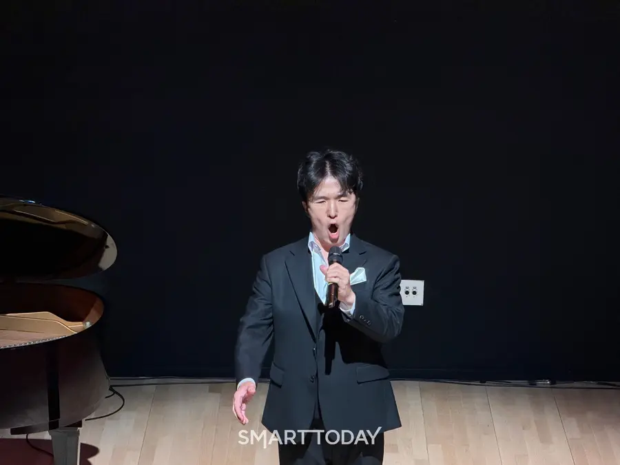 바리톤 김봉중이 20일 서울 강서구 어울림플라자에서 열린 ‘신격호 롯데 장애예술인 지원 전달식’에서 비제의 오페라 ‘카르멘’ 중 ‘투우사의 노래’를 부르고 있다.최아랑 기자