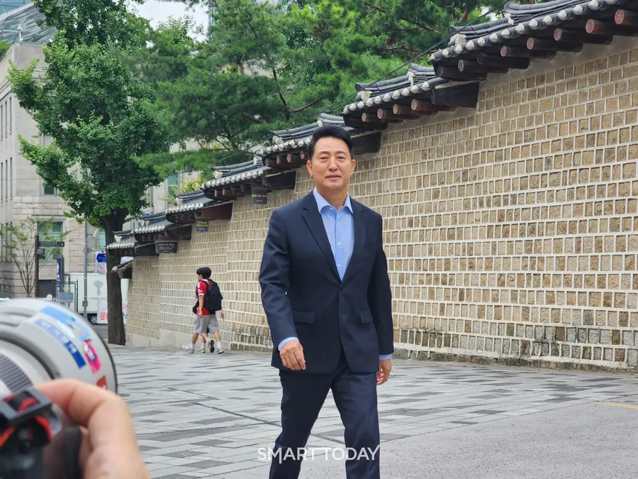 오세훈 서울시장이 지난 8월 20일 김윤덕 국토교통부 장관과 회동을 위해 이동하고 있다. 출처=김종현 기자