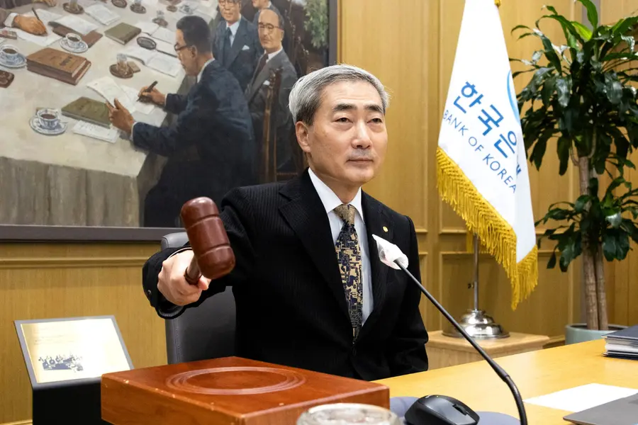 신현송 한국은행 총재가 22일 서울 중구 한국은행에서 열린 금융통화위원회 회의에서 의사봉을 두드리고 있다.