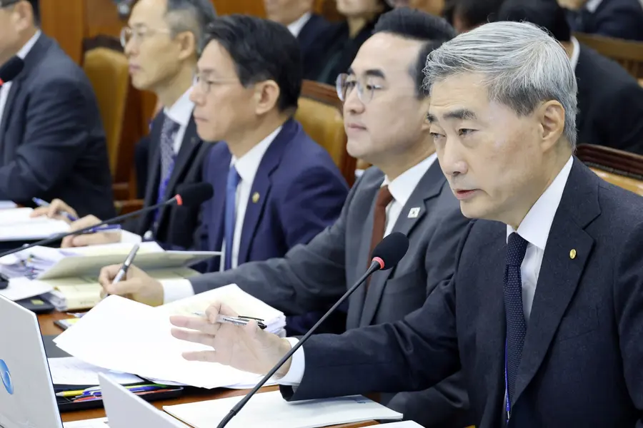 신현송 한국은행 총재가 23일 국회 재정경제기획위원회에서 열린 2026년도 종합 국정감사에 출석해 질의에 답하고 있다. 사진 연합뉴스