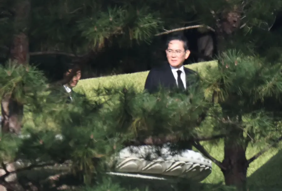 이재용 삼성전자 회장이 23일 경기 수원시 가족 선영에서 열린 고 이건희 삼성그룹 회장 6주기 추도식에 참석해 있다. 연합뉴스.