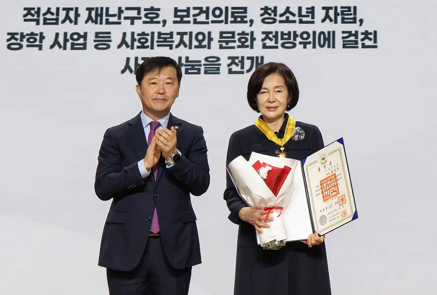 홍라희 리움미술관 명예관장(오른쪽)이 26일 열린 대한적십자사 창립 기념식에서 이형훈 보건복지부 제2차관으로부터 국민훈장 동백장을 수여받고 기념 촬영하고 있다. 삼성문화재단 제공
