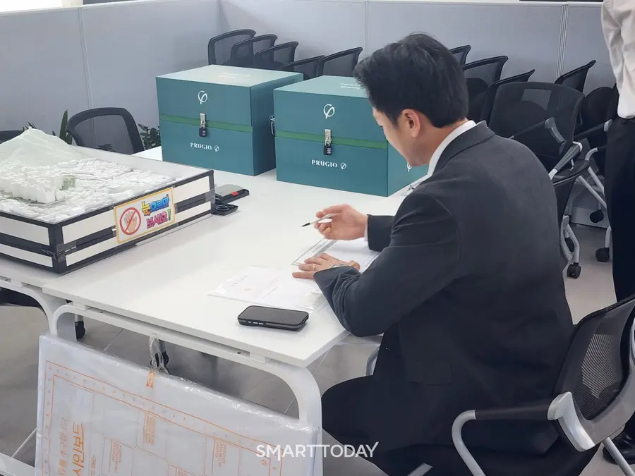 대우건설 직원이 26일 신월시영아파트 재건축 입찰참가신청서를 작성하고 있다. 출처=김종현 기자
