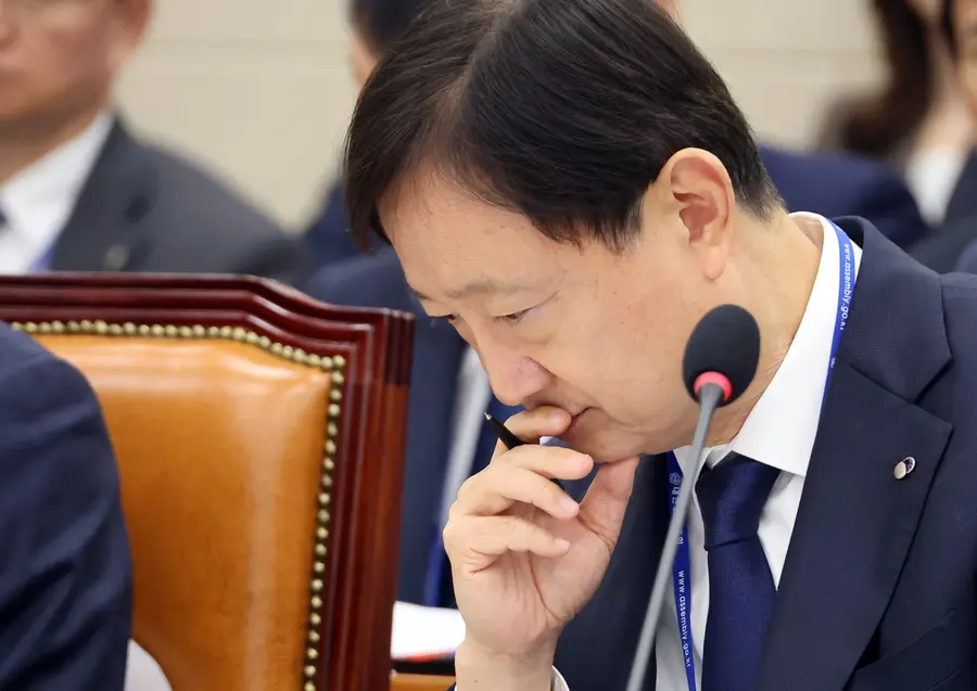 이찬진 금융감독원장이 22일 국회에서 열린 정무위원회 국정감사에서 위원 질문에 답변을 고심하고 있다. 사진 연합뉴스