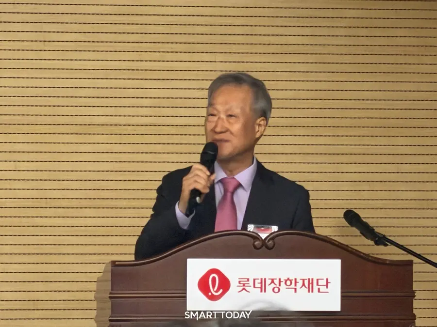 정경량 심사위원장이 27일 서울 영등포구 롯데리테일아카데미에서 열린 ‘제3회 신격호샤롯데문학상’ 시상식에서 심사평을 전하고 있다. 최아랑 기자