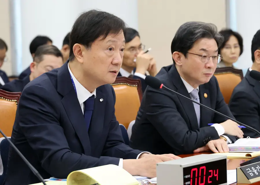 이찬진 금융감독원장(왼쪽)이 지난 22일 국회에서 열린 정무위원회 국정감사에서 위원 질문에 답하고 있다. 오른쪽은 이억원 금융위원장. 사진 연합뉴스