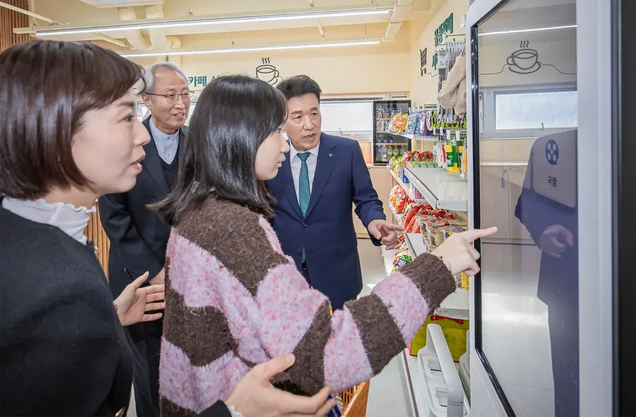 하나금융그룹(회장 함영주)은 지난 27일 서울 강남구 소재 밀알학교에서 발달장애 학생들의 진로탐색과 직업체험을 위한 '디지털 진로탐색 교실' 개소식을 진행했다. 함영주 회장(사진 맨 오른쪽)이 새롭게 조성된 「디지털 진로탐색 교실」에서 발달장애 학생의 키오스크 활용 직업체험을 참관하고 있다.