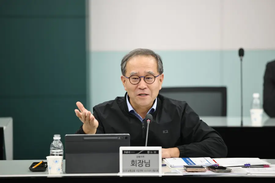 이찬우 농협금융 회장이 지난 27일 열린 2026년 제2차 농협금융 사업전략·시너지 추진협의회'에서 회의를 주재하고 있다. 사진=NH농협금융