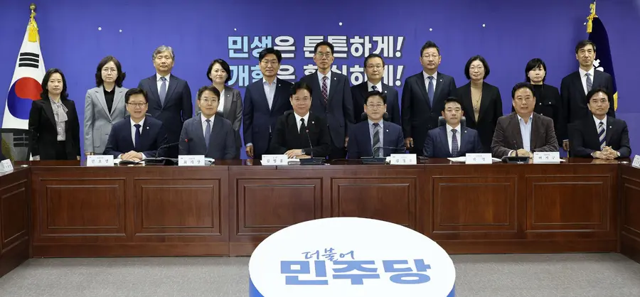 김정호 국회 기후에너지환경노동위원장과 김영훈 고용노동부 장관 등이 29일 국회 의원회관에서 열린 고용노동부와 국회 기후에너지환경노동위원회 간 당정협의에서 기념 촬영을 하고 있다. 사진 연합뉴스