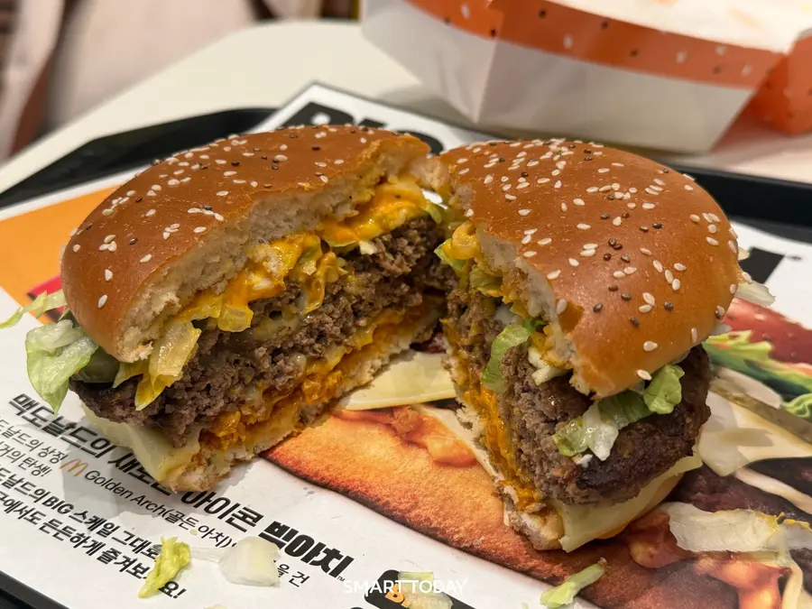반으로 자른 맥도날드 ‘빅아치’. 단면에 쇠고기 패티와 치즈, 양상추, 양파, 소스가 보인다. 최아랑 기자