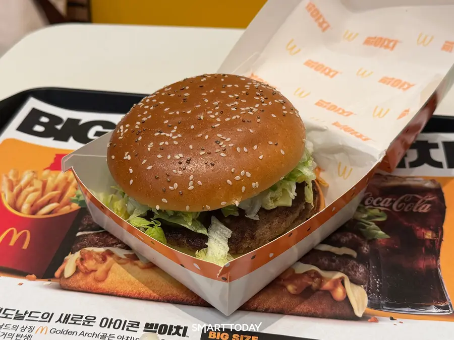 전용 상자에 담긴 맥도날드 ‘빅아치’. 단품 가격은 1만2400원이다. 최아랑 기자