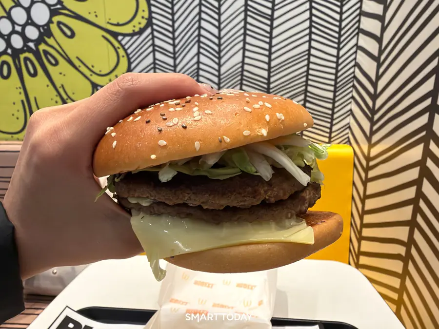 맥도날드 ‘빅아치’를 손으로 든 모습. 번 사이에 쇠고기 패티 두 장과 치즈, 채소가 들어 있다. 최아랑 기자
