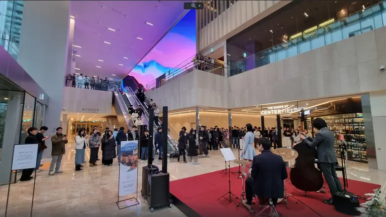 지난 16일 센터필드 EAST동 지하 1층 로비에서 ‘로맨틱 재즈 크리스마스’ 공연이 진행되고 있다.